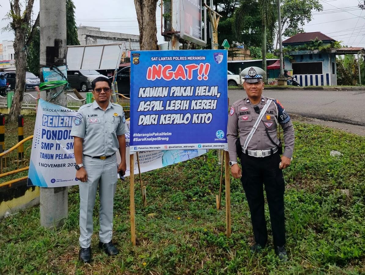 Pemasangan Spanduk Keselamatan Berlalu Lintas di Kecamatan Bangko untuk Tingkatkan Kesadaran Pengguna Jalan