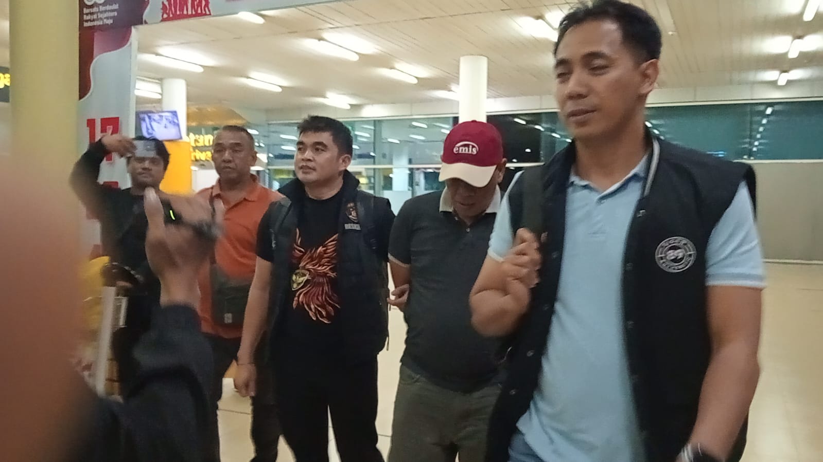 Tangan Diborgol, DPO Kasus Dugaan Korupsi Disdik Provinsi Jambi Tiba Bandara Jambi 