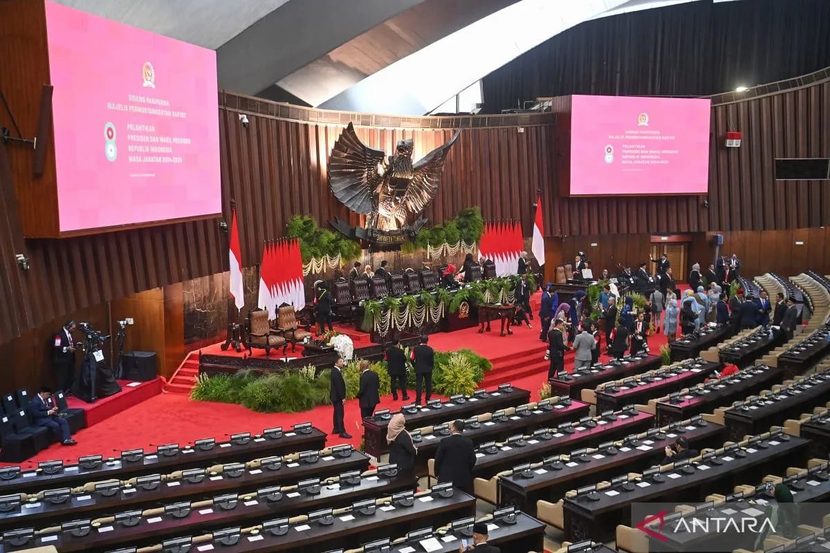 Berbalut Setelan Jas Dan Kain Tradisional Betawi, Prabowo Dan Gibran Mengucapkan Sumpah Jabatan