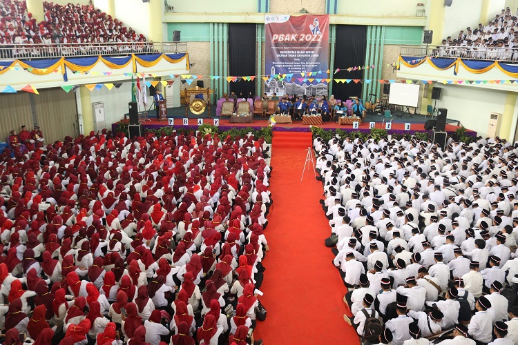 Spektakuler PBAK UIN Sutha, Rektor Sambut 3.200 Mahasiswa Baru Hadir di Kampus Rangking Dunia