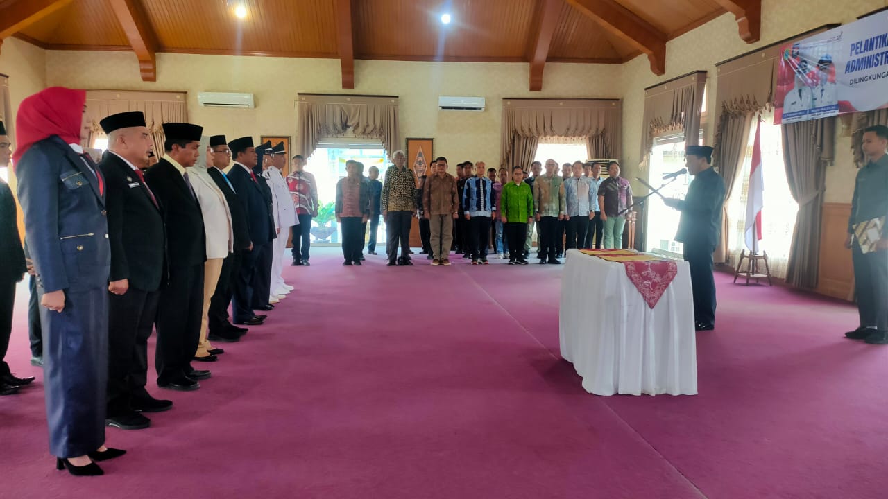 Sekda Tanjabtim Lantik 12 Pejabat Administrator dan Pengawas serta 6 Pejabat Fungsional