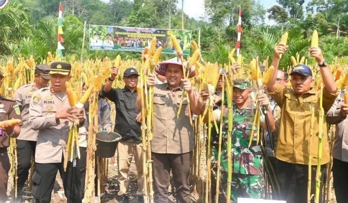 Bupati H M Syukur Berikan Gajinya Bulan ini ke Kades Simpang Parit