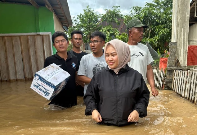 Peduli Banjir, Meisy Temui dan Salurkan Bantuan Makanan untuk Para Korban
