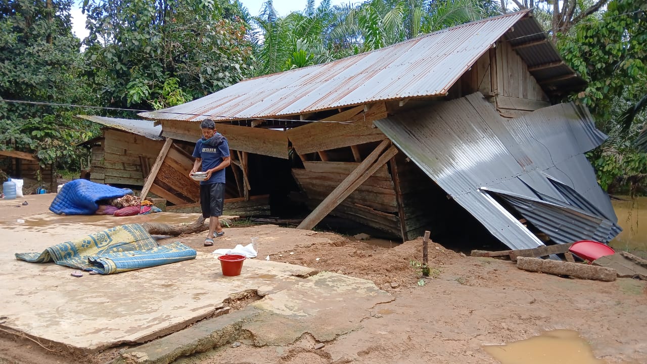 Diterjang Banjir Bah, Satu Rumah Warga di Ujung Tanjung Roboh