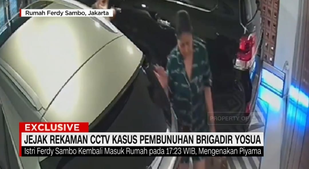 Bermuram Durja, Pukul 17.54 WIB Putri Candrawathi Kembali ke Rumah Pribadi Memakai Baju Piyama