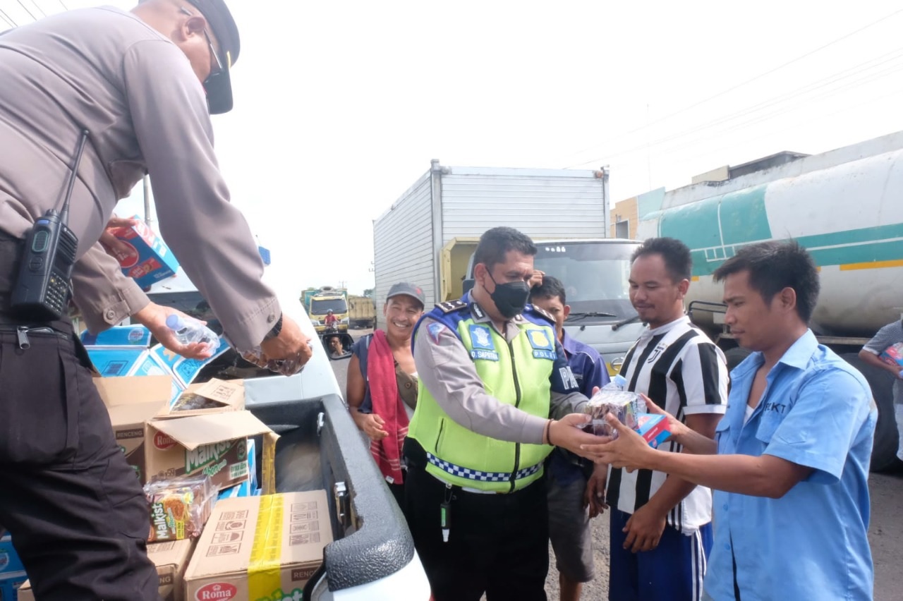 Polda Jambi Bagikan Minuman dan Snack Kepada Masyarakat Talang Duku dan Sopir di Lokasi Aksi