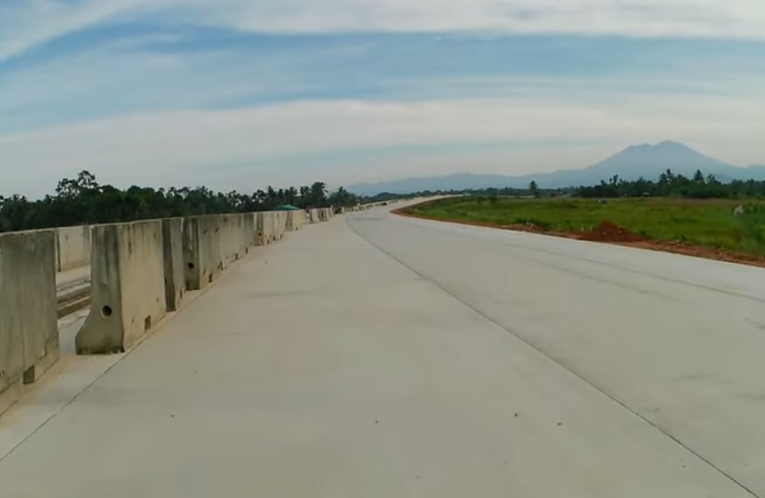 Tol Sumbar Gunakan Pembatas Tahan Banting Dihantam Beban 13 Ton Masih Aman   