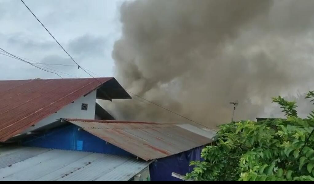 Satu Unit Rumah Didekat SMAN 3 Kota Jambi Terbakar