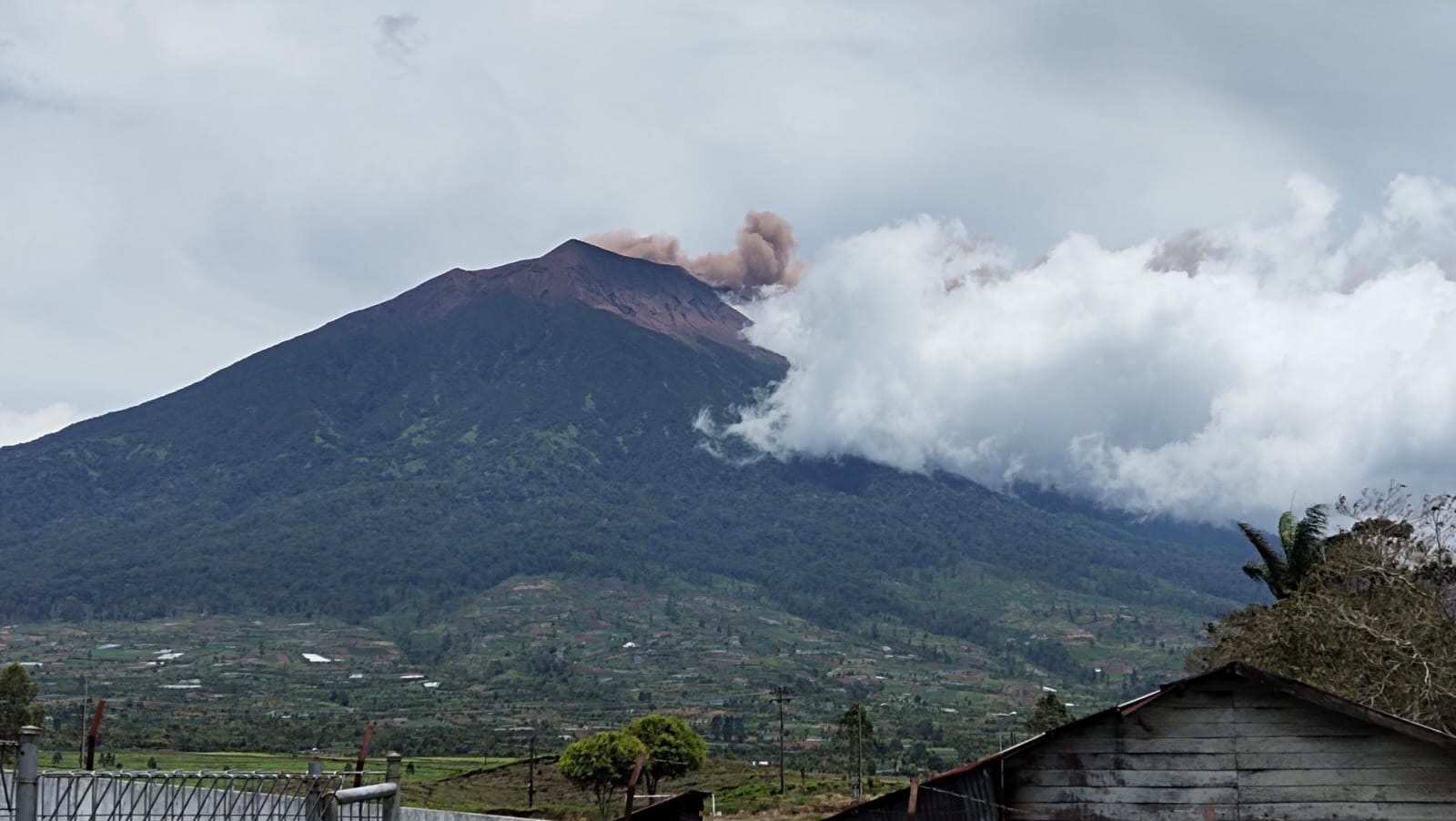 BREAKING NEWS: Siang Ini Gunung Kerinci Semburkan Abu Vulkanik Setinggi 200 meter