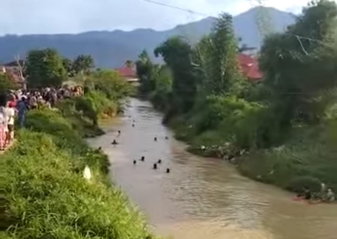 Puluhan Warga Menyelam Sungai Batang Merao Cari Korban Hanyut