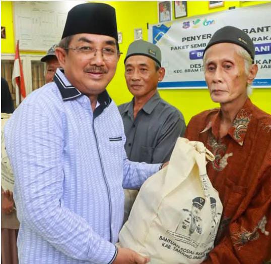 Bupati Anwar Sadat Serahkan Bantuan Sandang dan Sembako Kepada Lansia dan Penyandang Disabilitas