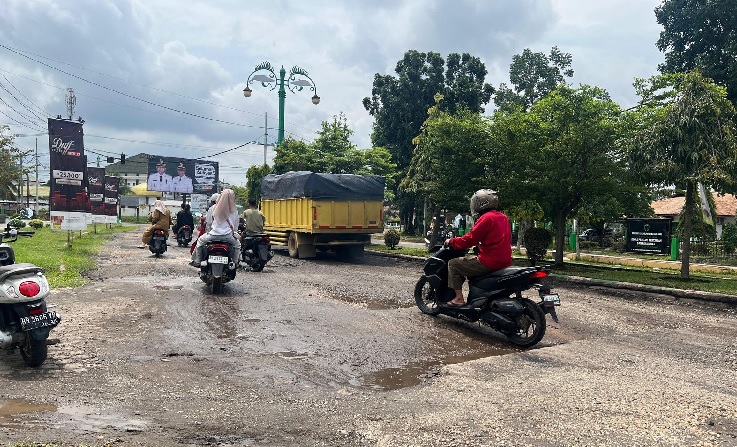 Ruas Jalan Provinsi di Pusat Perkantoran di Muara Bulian Rusak, Warga Harap ada Perbaikan