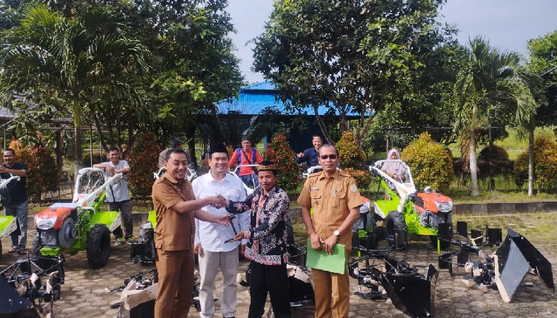 Sekda Apresiasi Bantuan Traktor Roda Dua Rotary dari SKK Migas - PetroChina Untuk Kelompok Tani di Tanjatim