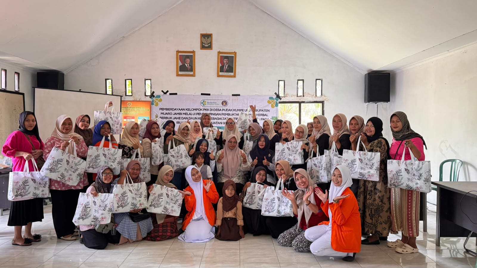 Dosen Polkesjam Pengabmas Desa Pudak, Adakan Pendampingan Pembuatan Minuman Herbal Serbuk Jahe dan Daun Kelor