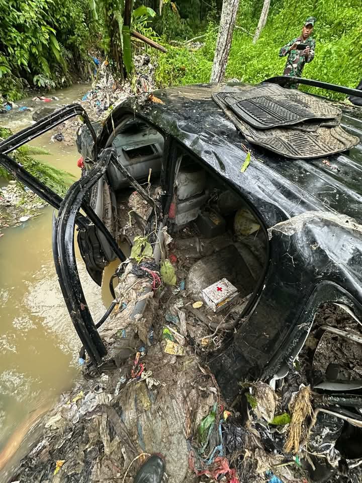 Mobil Direktur PDAM Tirta Kayangan Kota Sungai Penuh Hanyut ke Jurang