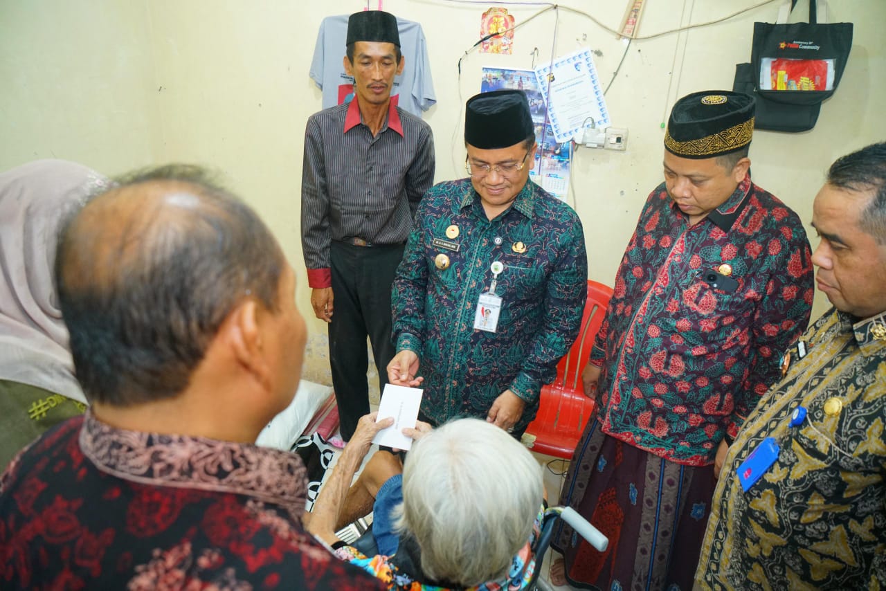 Dramatis! Momen Penyerahan Kursi Roda di Tengah Hujan Bikin Warga Menangis