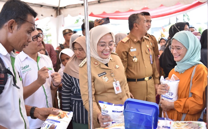 Sri Purwaningsih Buka Gerakan Pangan Murah di Tugu Keris, Warga Tampak Antusias