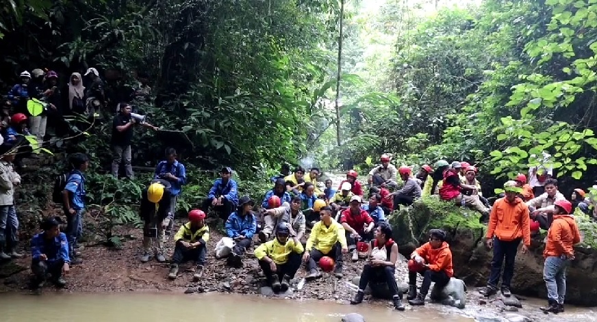 54 Mahasiswa Geologi Takjub Dengan Goa Sengering di Merangin