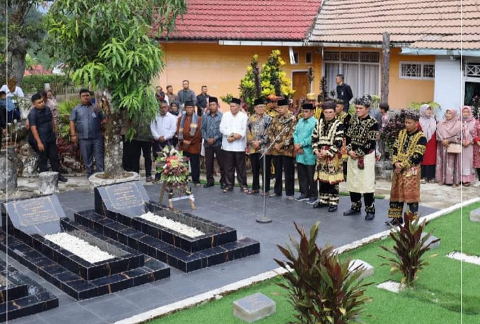 Pemkot Sungai Penuh Ziarah ke makam H Fauzi Siin