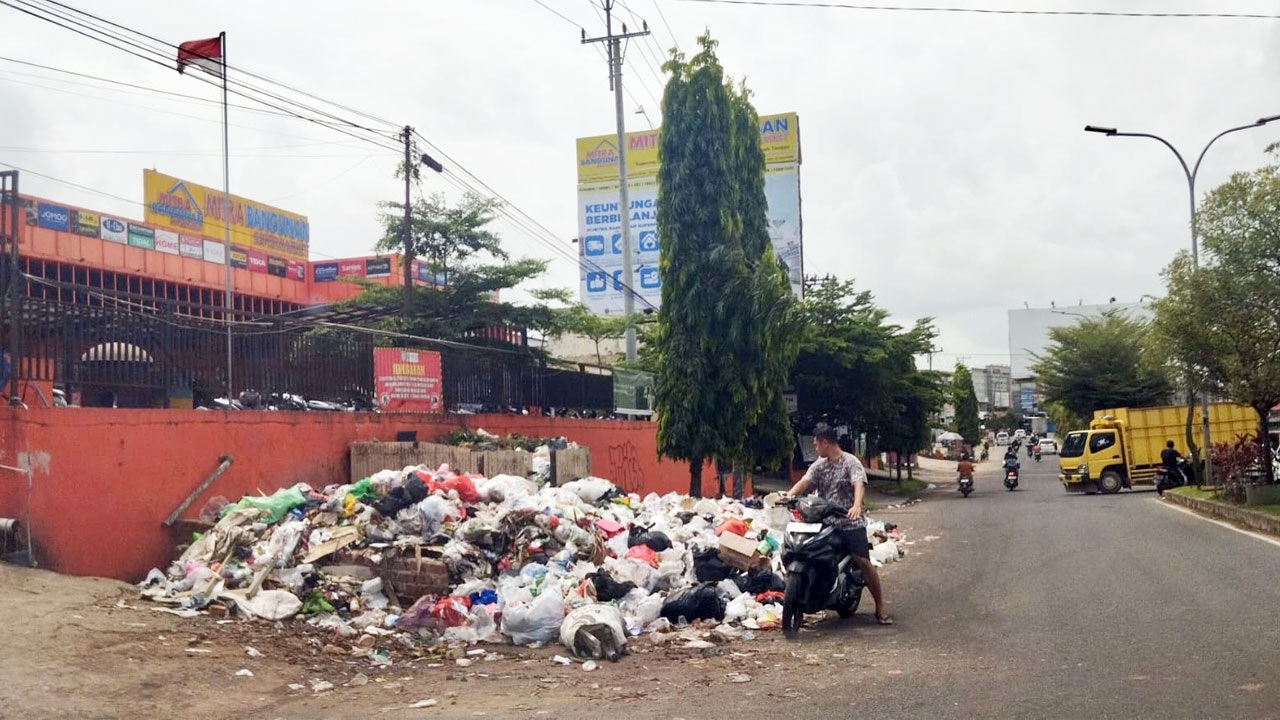 Tumpukan Sampah Menghiasi Pemandangan di Kota Jambi