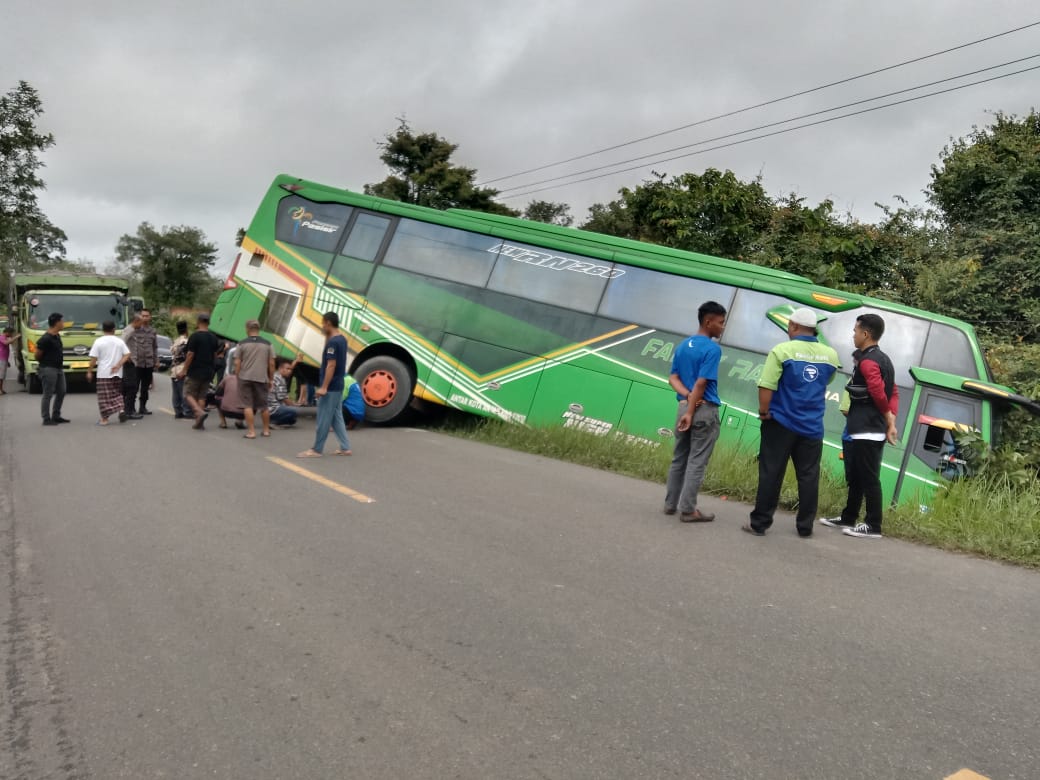 Mobil Jama'ah Haji Asal Merangin Tergelincir di Aur Gading