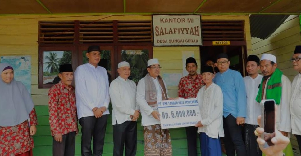 Bupati Tanjabbar Laksanakan Safari Jumat di Masjid Raya Nurul Salaf Sungai Gebar