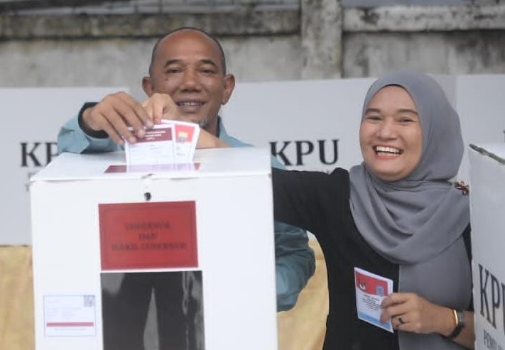 Pj Bupati Merangin dan Istri Gunakan Hak Pilihnya di TPS 04