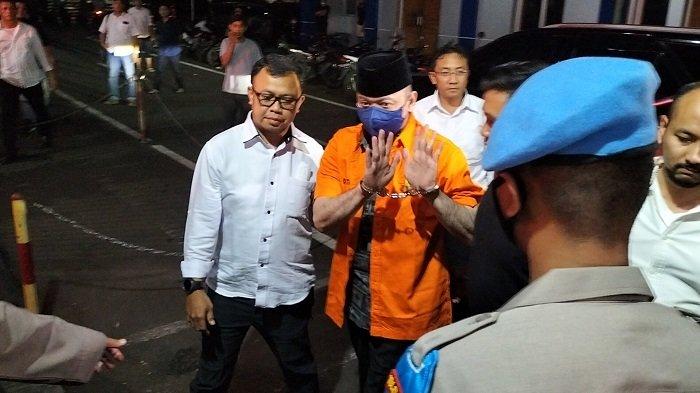 Irjen Teddy Minahasa Resmi Pakai Baju Tahanan dengan Tangan Diborgol