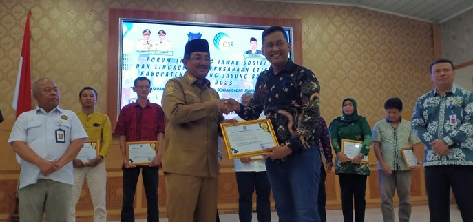 PT Dasa Anugrah Sejati (DAS) -Group Kebun Taman Raja Terima Penghargaan CSR dari Pemkab Tanjabbar