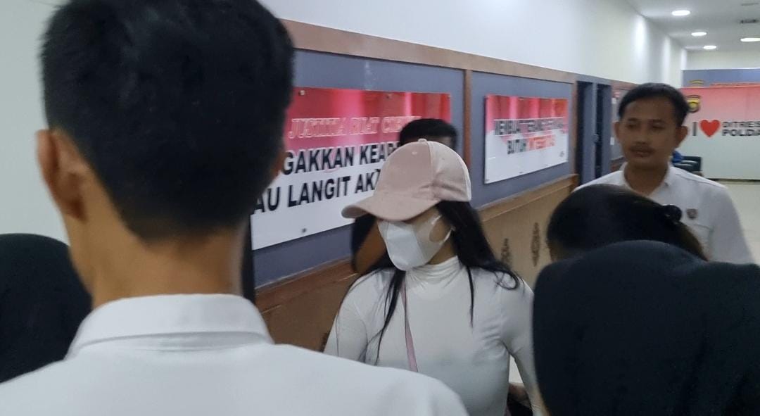 Dinar Candy Masih Jalani Pemeriksaan, Gunakan Topi dan Masker 