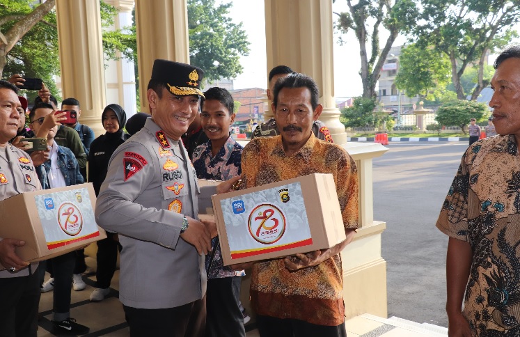 Sambut HUT Bhayangkara ke -78, Polda Jambi Bagikan Paket Sembako dan Beri Bantuan Sumur Bor