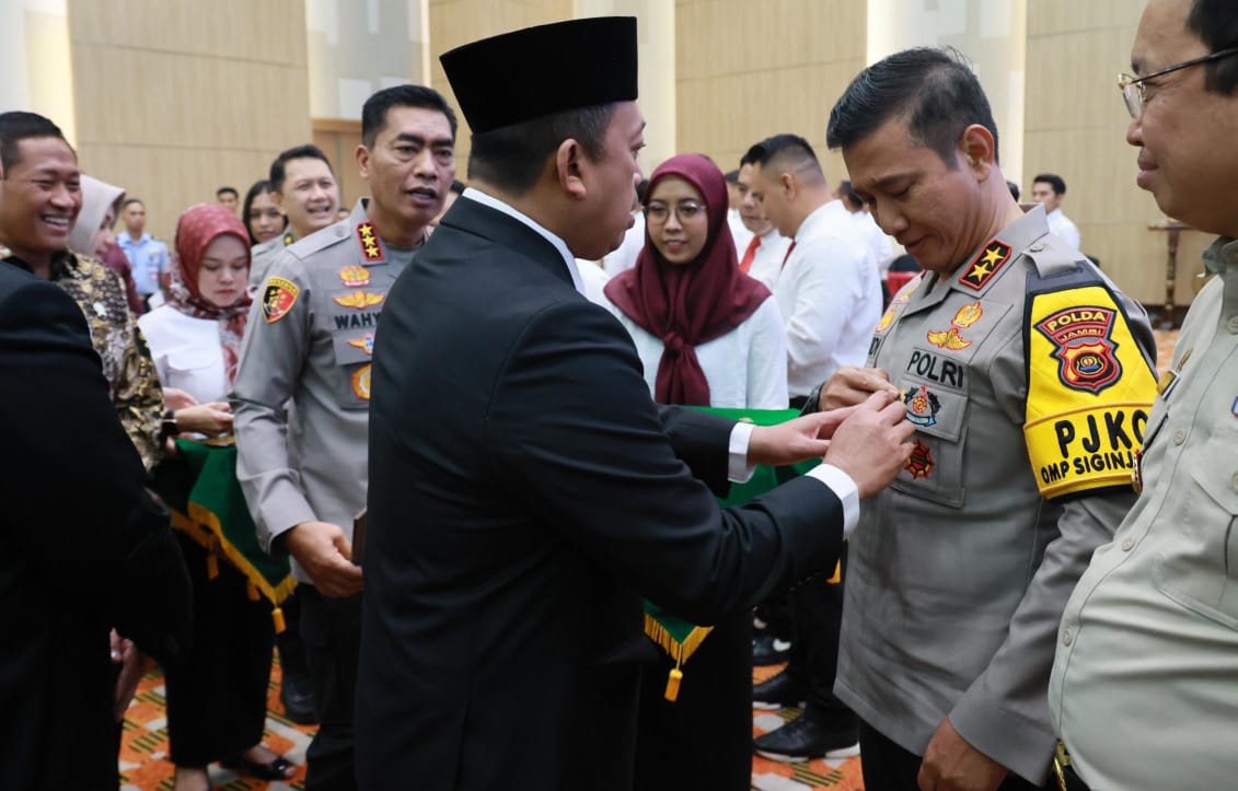 Kapolda dan Dirreskrimum Polda Jambi Terima Pin Emas dan Penghargaan dari Menteri ATR/BPN 