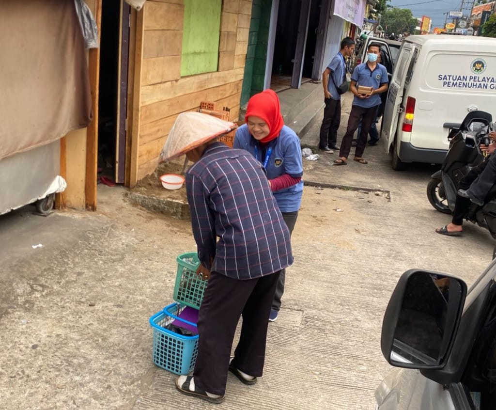 SPPG Simpang 3 Sipin Gelar Aksi Sosial, Berbagi Kebahagiaan ke Masyarakat 