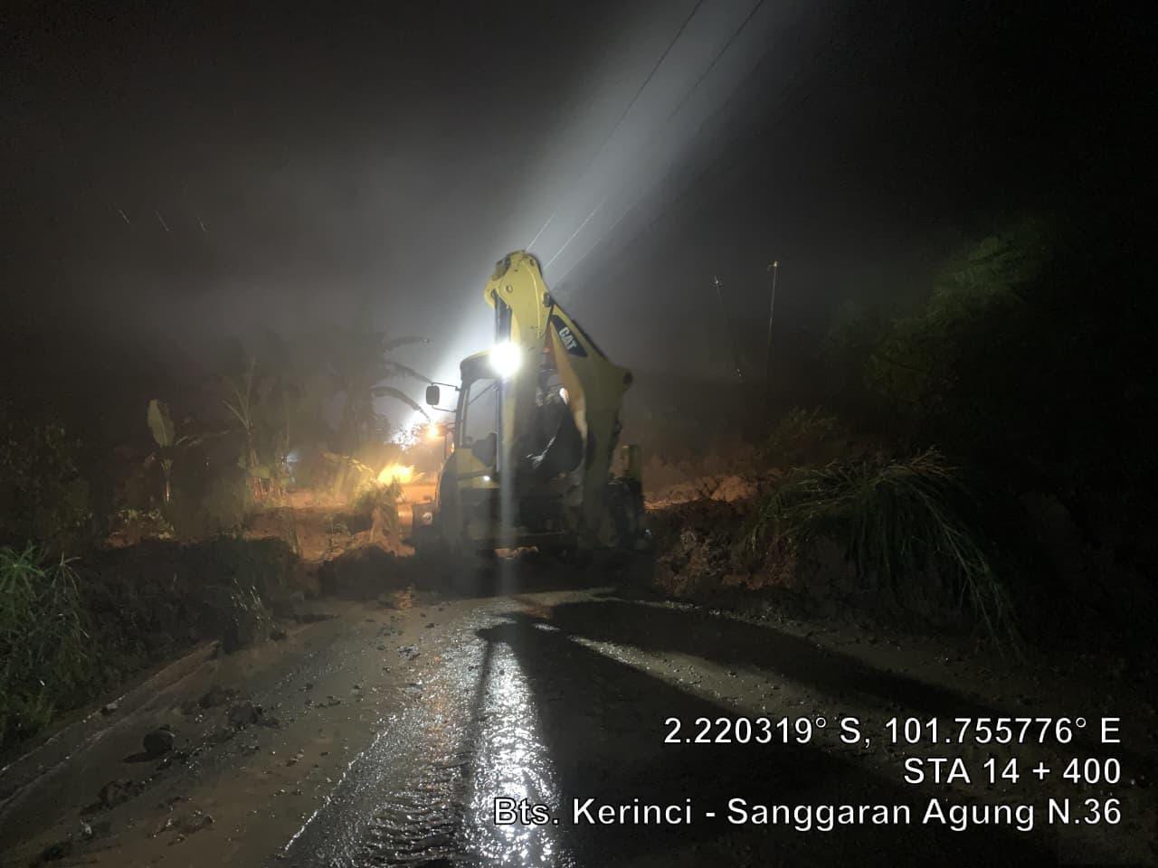 BPJN Jambi Turunkan Alat Backhoe Loader Tangani Longsor Muara Hemat Kerinci, Jalan Sudah Bisa Dilalui