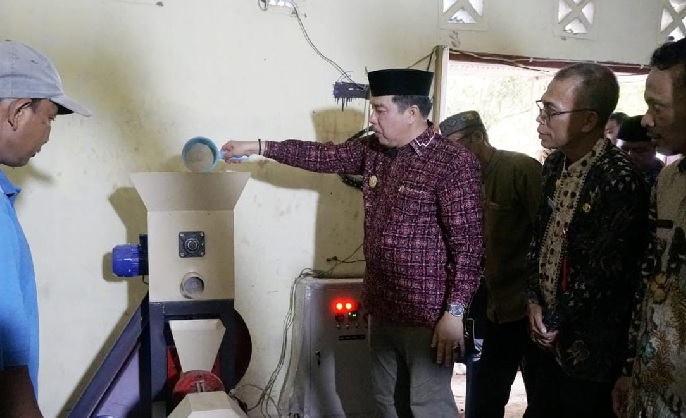 Pj Bupati Merangin Serahkan Bantuan Mesin Pembuat Pakan Ikan