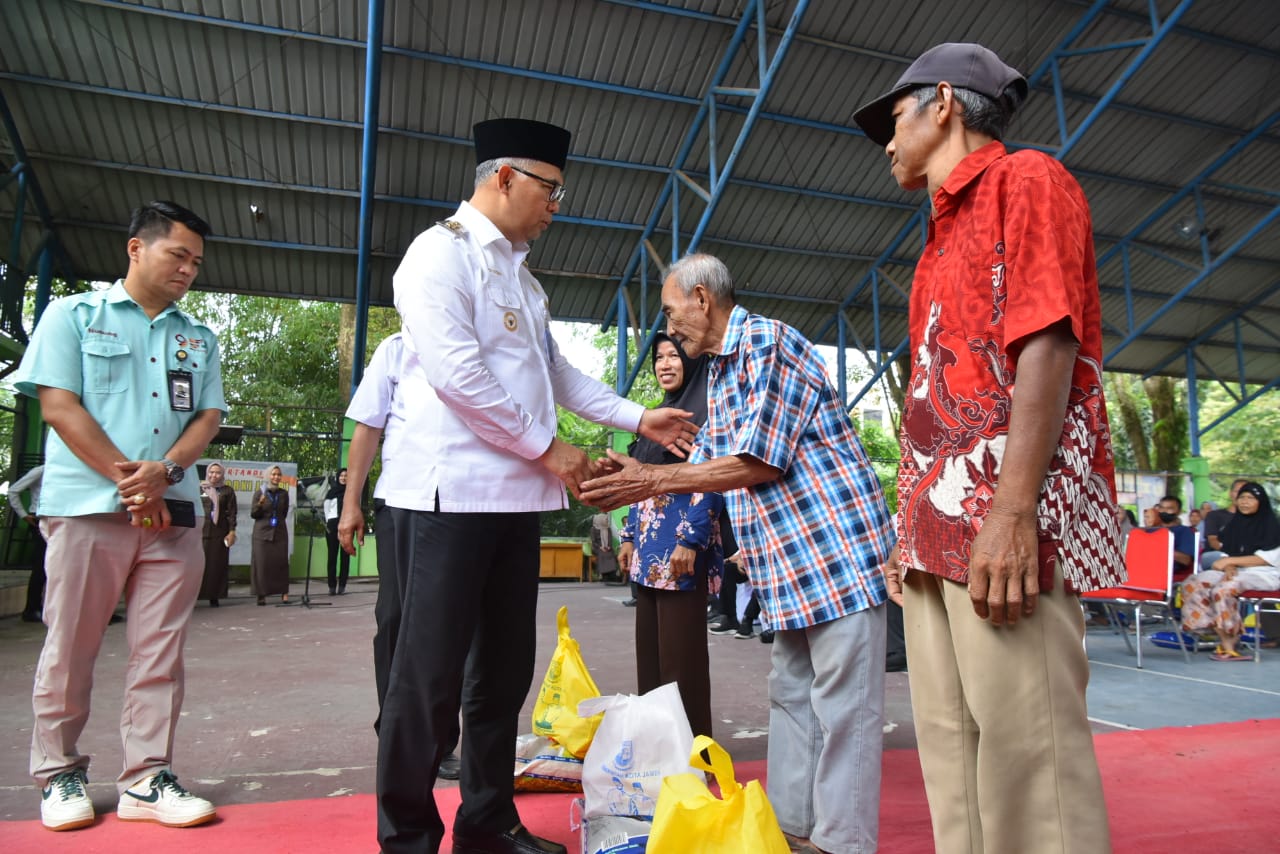 Bergerak Cepat, Fasha Serahkan Bantuan Bagi Masyarakat Miskin Ekstrem