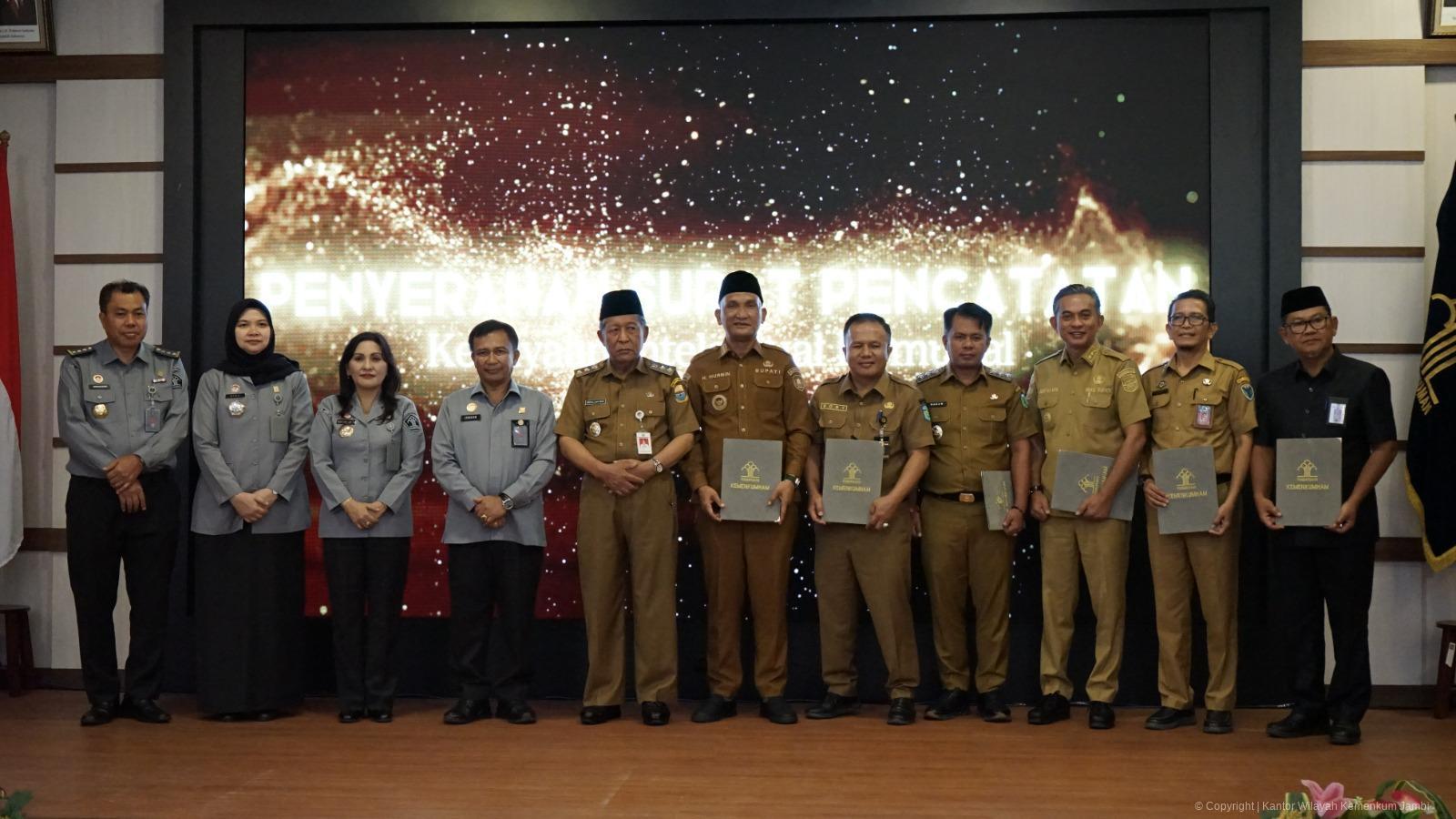 Apresiasi Potensi Daerah, Kanwil Kemenkum Jambi Serahkan Sertifikat Penghargaan dan Kekayaan Intelektual