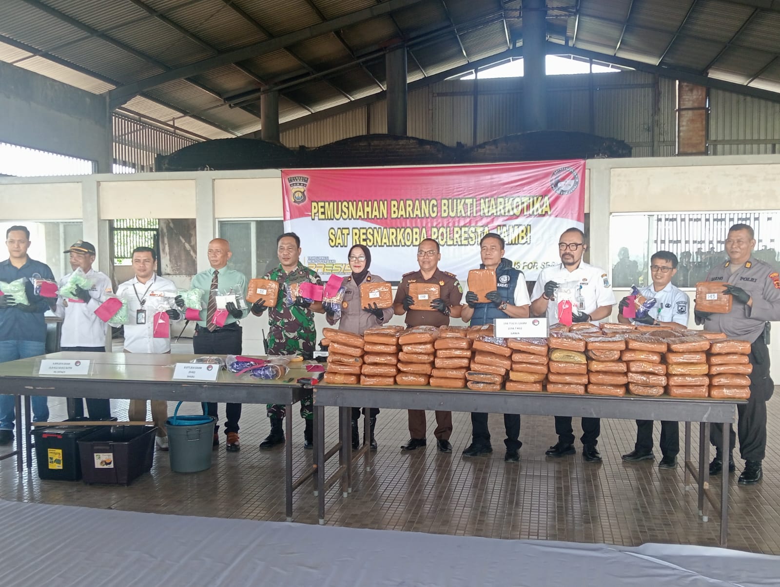 194,7 Kilogram Ganja, 10.012 Butir Ekstasi, dan 8 Kilogram Sabu Dimusnahkan Satresnarkoba Polresta Jambi 