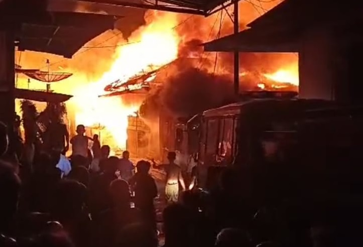 BREAKING NEWS: Jelang Sahur, Api Mengamuk di Bungo, Sejumlah Rumah Terbakar