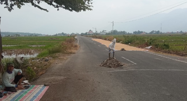 Jalan Amblas Bahayakan Pengendara, Dinas PU Sungai Penuh Diminta Bertindak