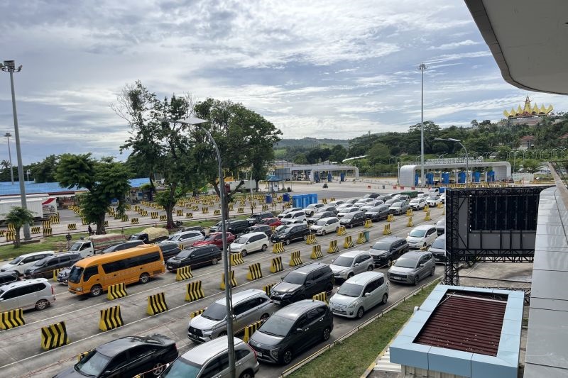 H+2 Natal, Aktivitas Pemudik di Pelabuhan Bakauheni Ramai Lancar 