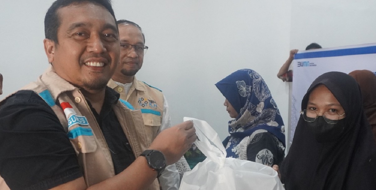 YBM PLN UP3 Jambi Berikan Bantuankan Salurkan Dana Zakat ke Fakir Miskin di Kota Jambi 