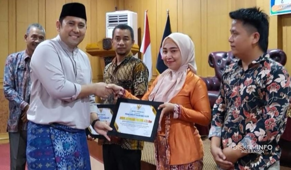 Bupati H M Syukur Beri Penghargaan kepada Tiga Orang