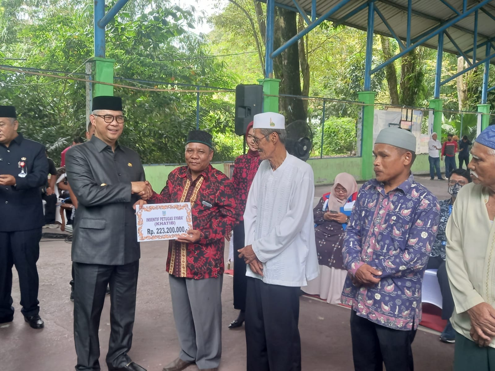 Wako Fasha Salurkan Paket Sembako Non ASN dan Isentif Petugas Syara'