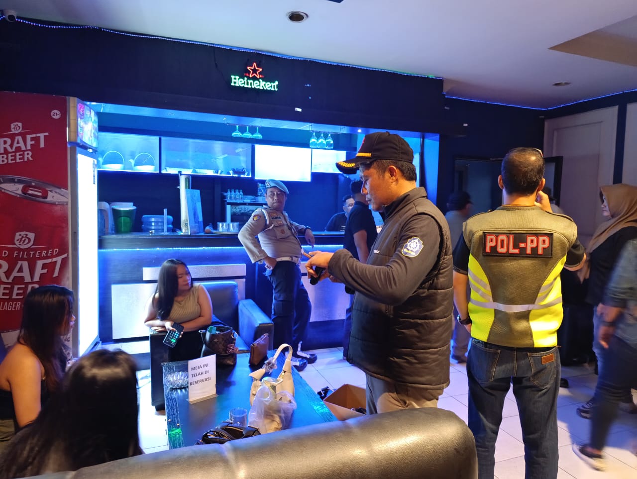 Sisi Hiburan Malam dan Penjual Minol, Satpol PP Sita 56 Botol Minol Ilegal