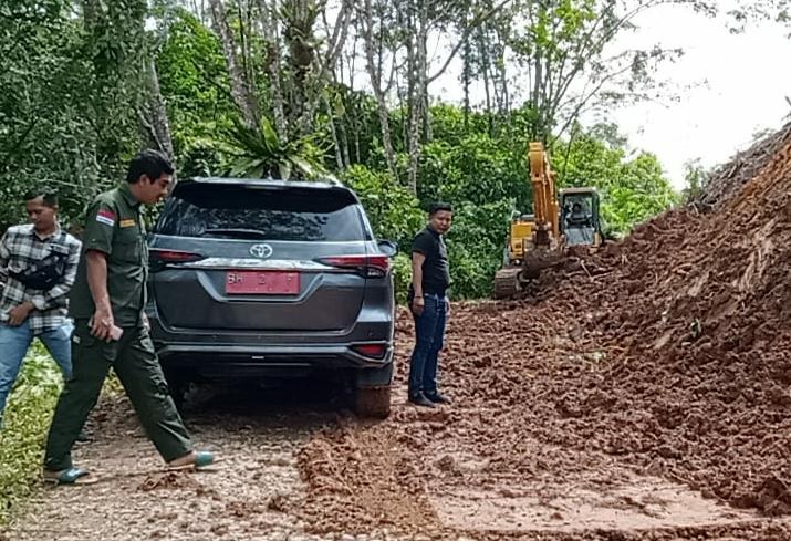 Longsor, Wabup Merangin Langsung Turun Sampai Jalan Kembali Lancar