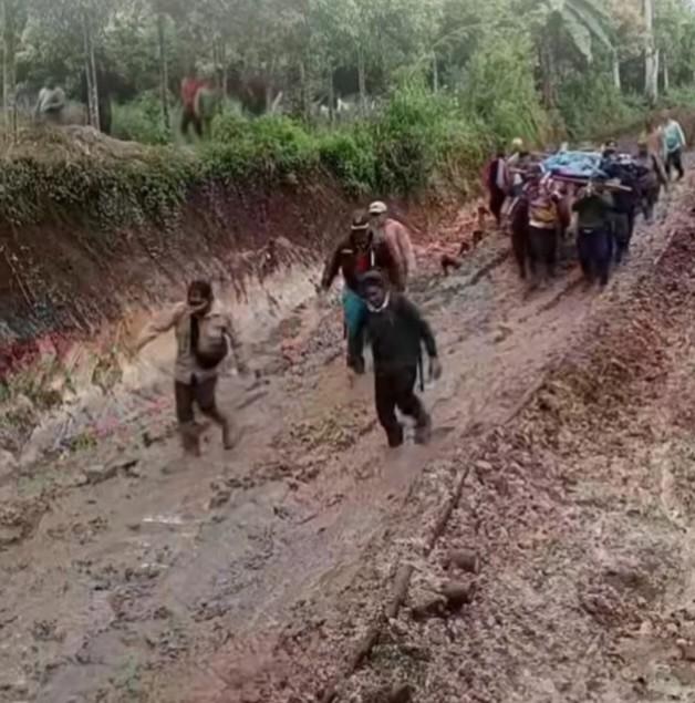 Jalan Rusak, Warga Kerinci Tandu Jenazah Sejauh 10 Km