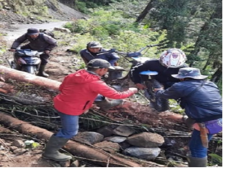 Longsor Tutup Jalan di Gunung Tujuh, Pengendara Angkat Kendaraan