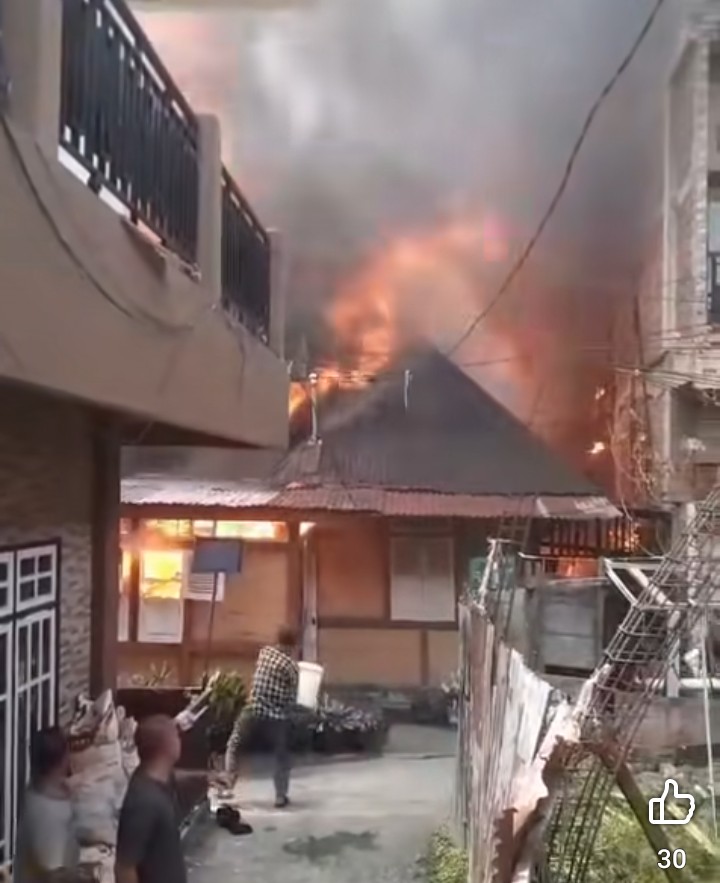 Ditinggal Berjualan, Dua Rumah di Pasar Baru Sungai Penuh Terbakar