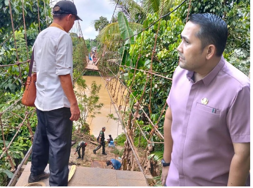 Soal Guru dan Siswi Terobos Jembatan Rusak Pergi ke Sekolah, Bupati: Sudah Disiapkan Jalan Alternatif 